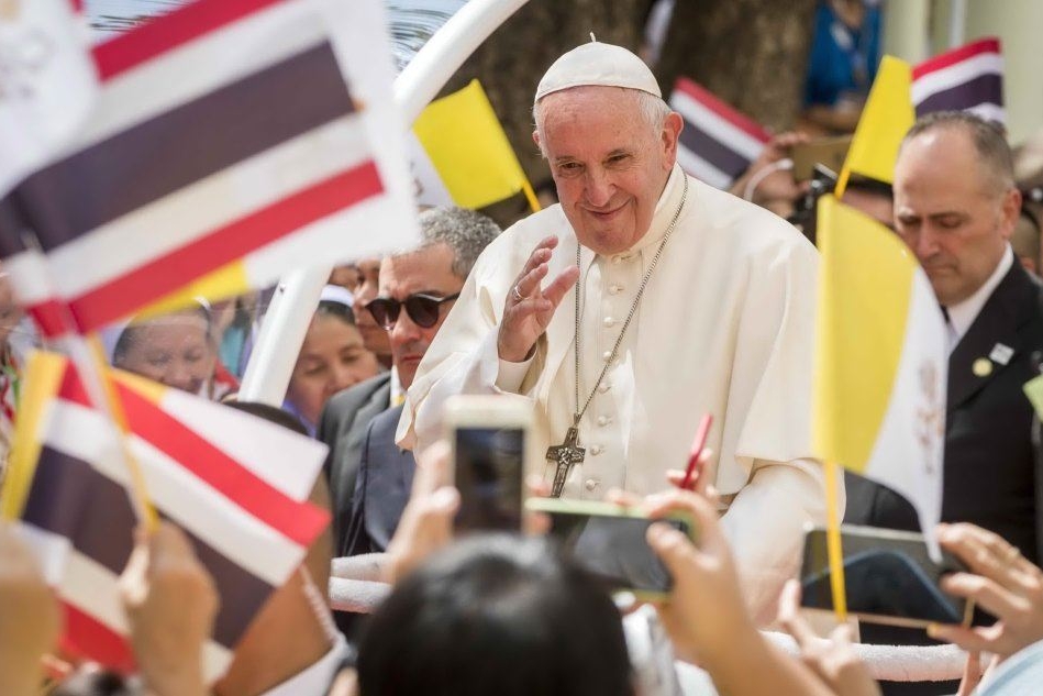 Il Papa visita un ospedale a Bangkok: &quot;Proteggere donne e bambini&quot;