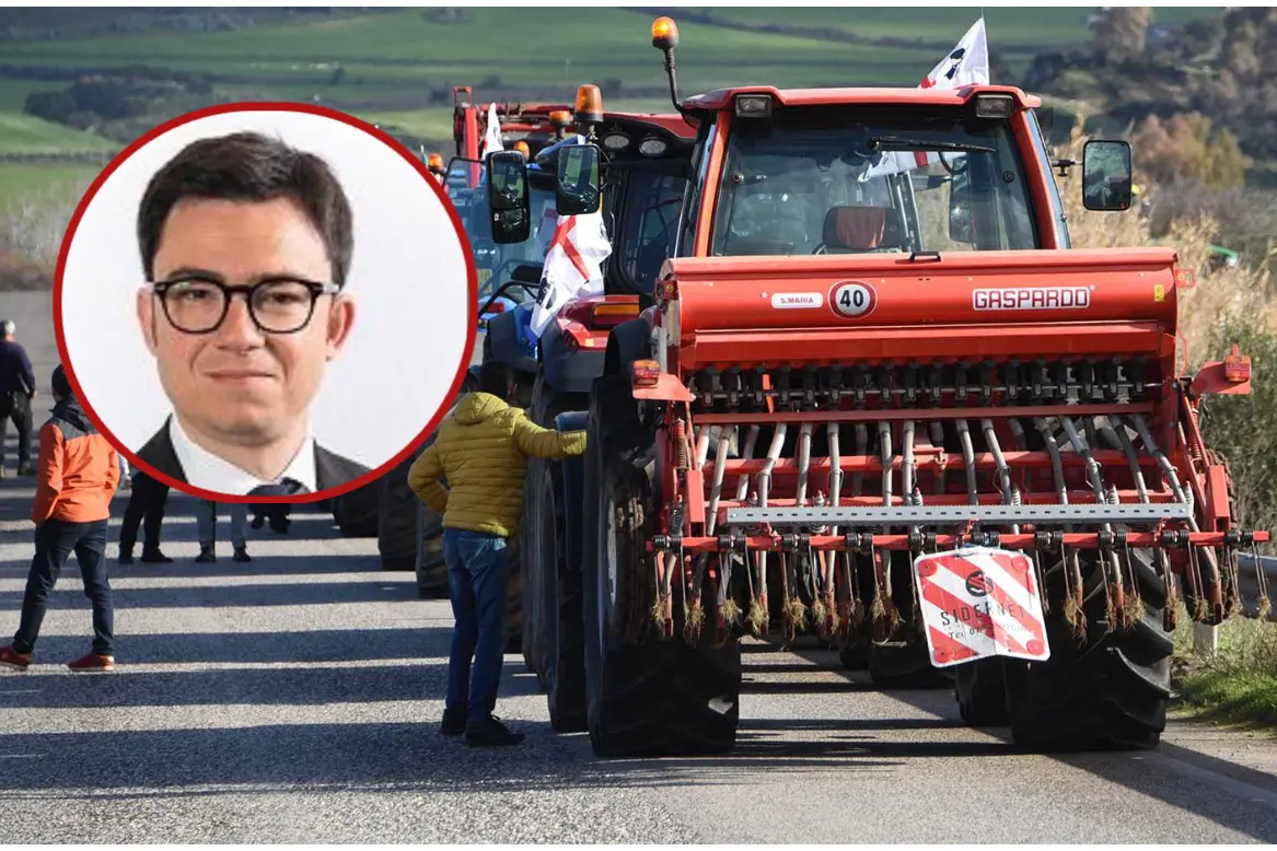 Una protesta degli agricoltori. In alto a sinistra l'assessore Agus