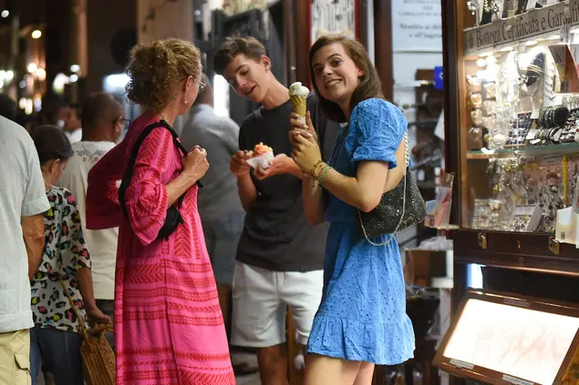 Turisti nel centro storico di Alghero (foto L'Unione Sarda)