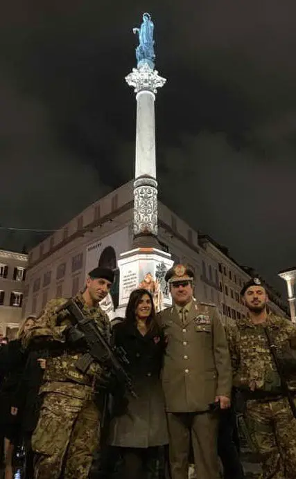 Il sindaco Virginia Raggi con i militari (foto L.P.)