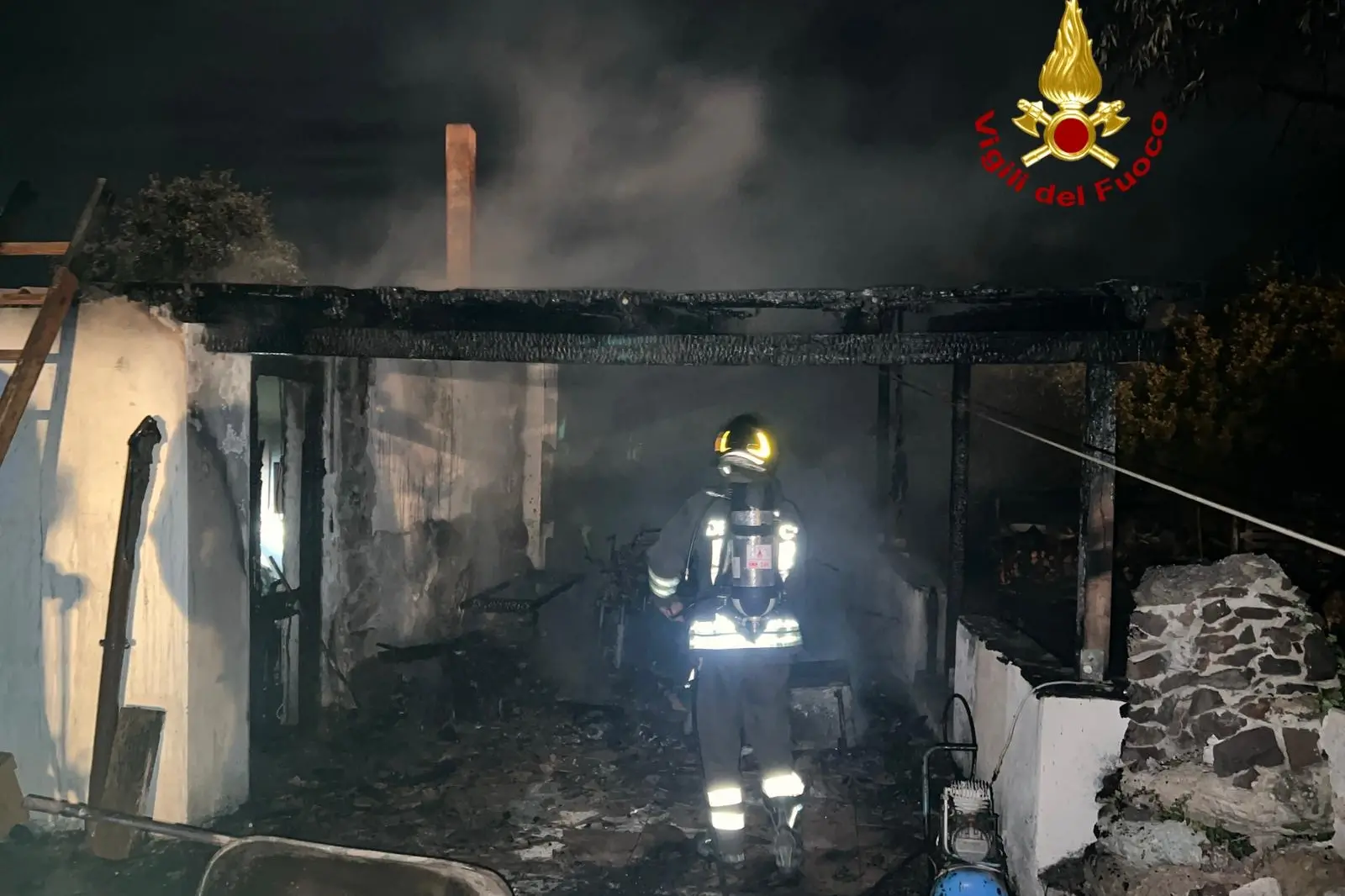 Vigili del fuoco in azione nella casa dei due giovani fidanzati