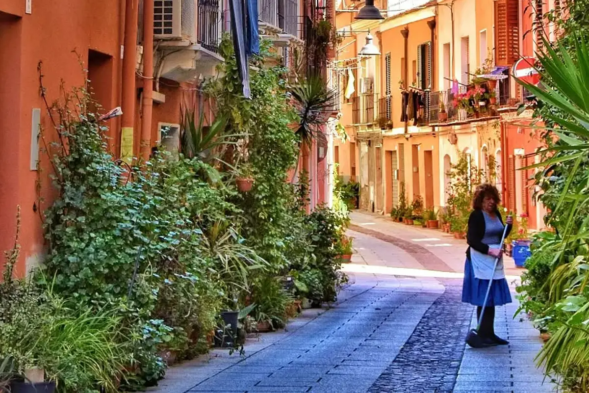 Marcella Gilio ritratta davanti alle sue piante in via Piccioni (foto concessa)