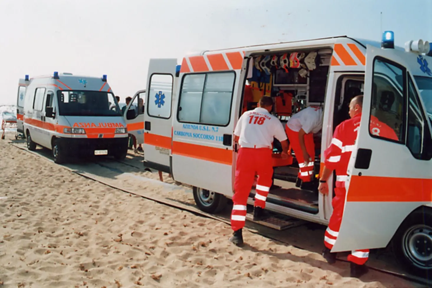 Un'ambulanza in spiaggia