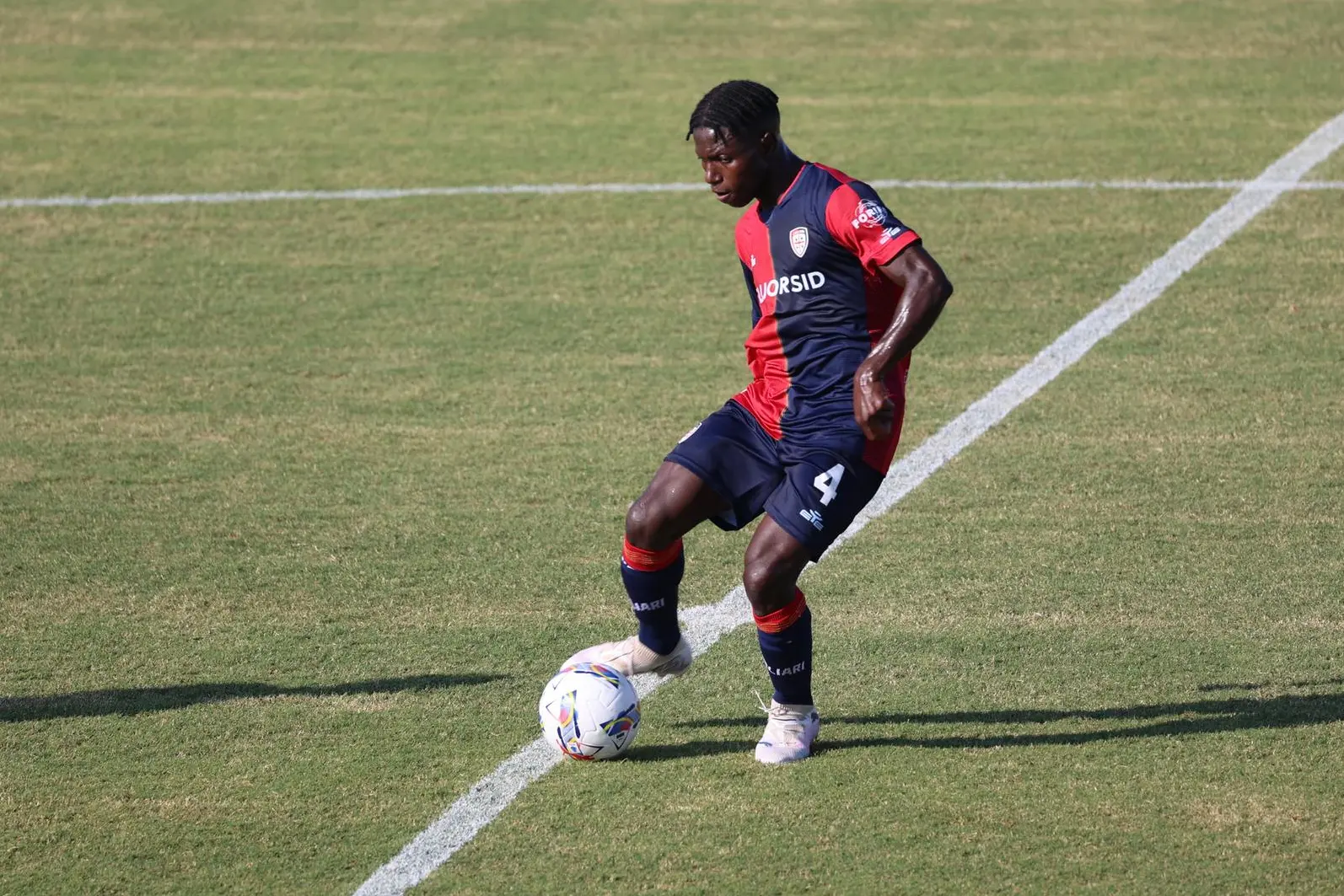 Pathie Balde, centrocampista del Cagliari Primavera, in un'azione di gioco (foto Accardi)