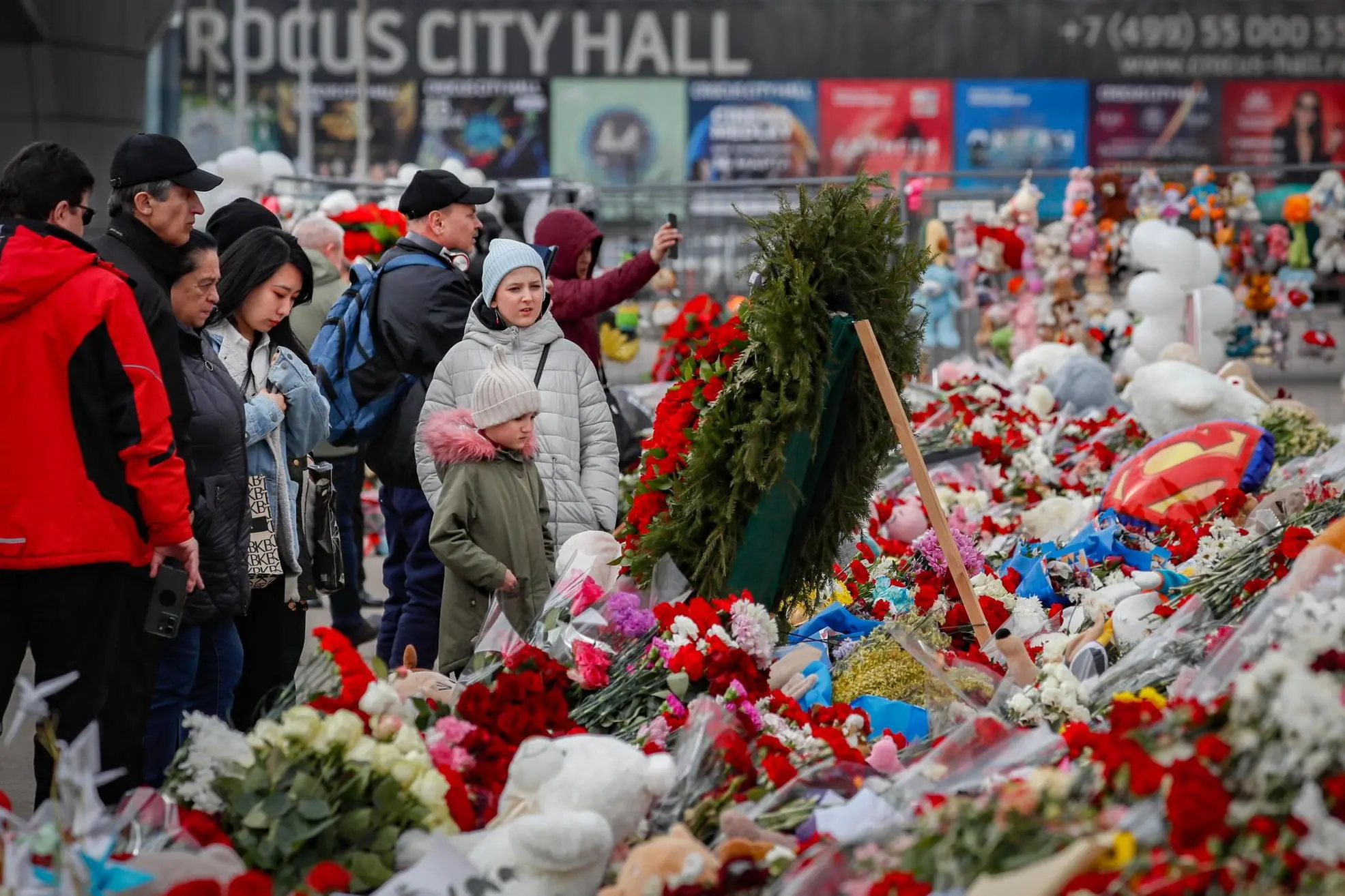 epa11248046 Russian people mourn near the Crocus City Hall concert venue, six days after a terrorist attack in Krasnogorsk, outside Moscow, Russia, 28 March 2024. At least 143 people were killed and more than 100 hospitalized after a group of gunmen attacked the concert hall in the Moscow region on 22 March evening, Russian officials said. Eleven suspects, including all four gunmen directly involved in the terrorist attack, have been detained, according to Russian authorities. EPA/YURI KOCHETKOV