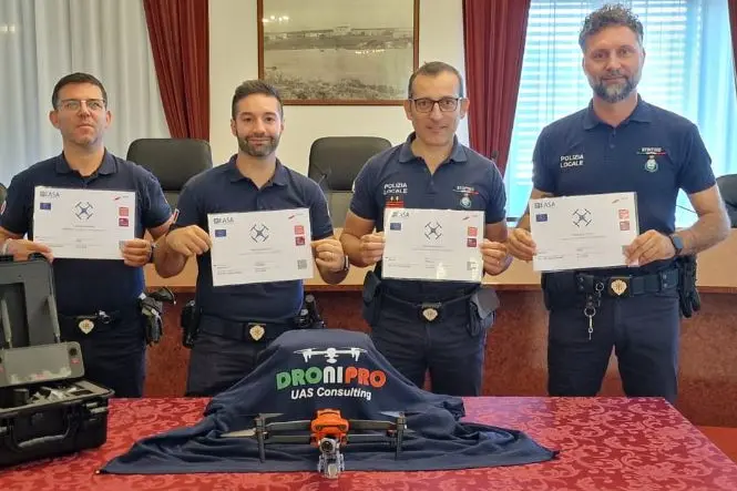 I piloti di droni della Polizia Locale di Stintino (foto concessa)