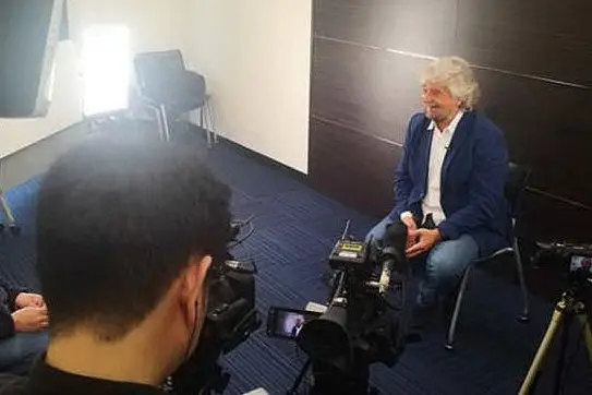 Beppe Grillo si prepara per l'intervento (foto Instagram)