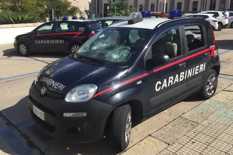 L'auto dei carabinieri danneggiata (Foto Matteo Vercelli)