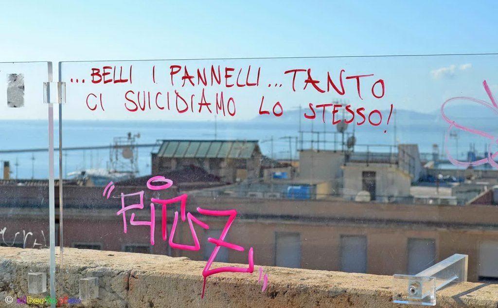 La scritta dei vandali (foto Alberto Piso)