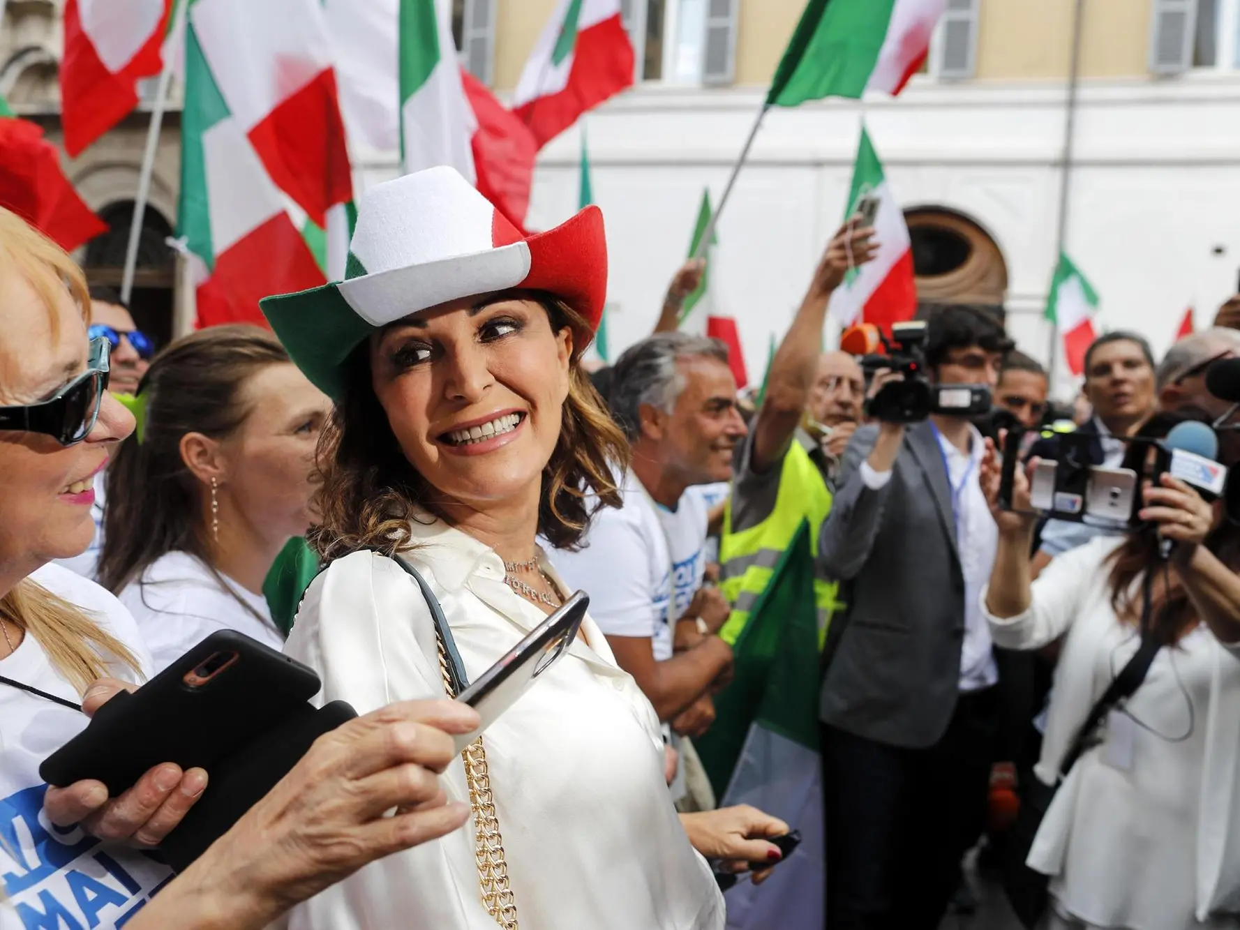 Daniela Santanchè con un cappello tricolore durante la manifestazione della destra contro il Governo M5S-PD, Roma, 9 settembre 2019. ANSA/RICCARDO ANTIMIANI
