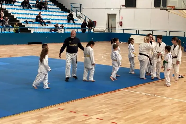 Il maestro Algisi con i suoi allievi (L'Unione Sarda - Pala)