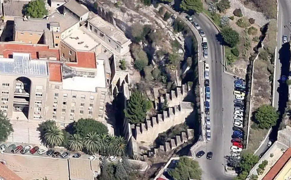 Cagliari: una veduta dall'alto del fosso di San Guglielmo, tra via Porcell e la clinica Aresu, dove sono iniziati i lavori del tunnel sotto Castello (Archivio L'Unione Sarda)