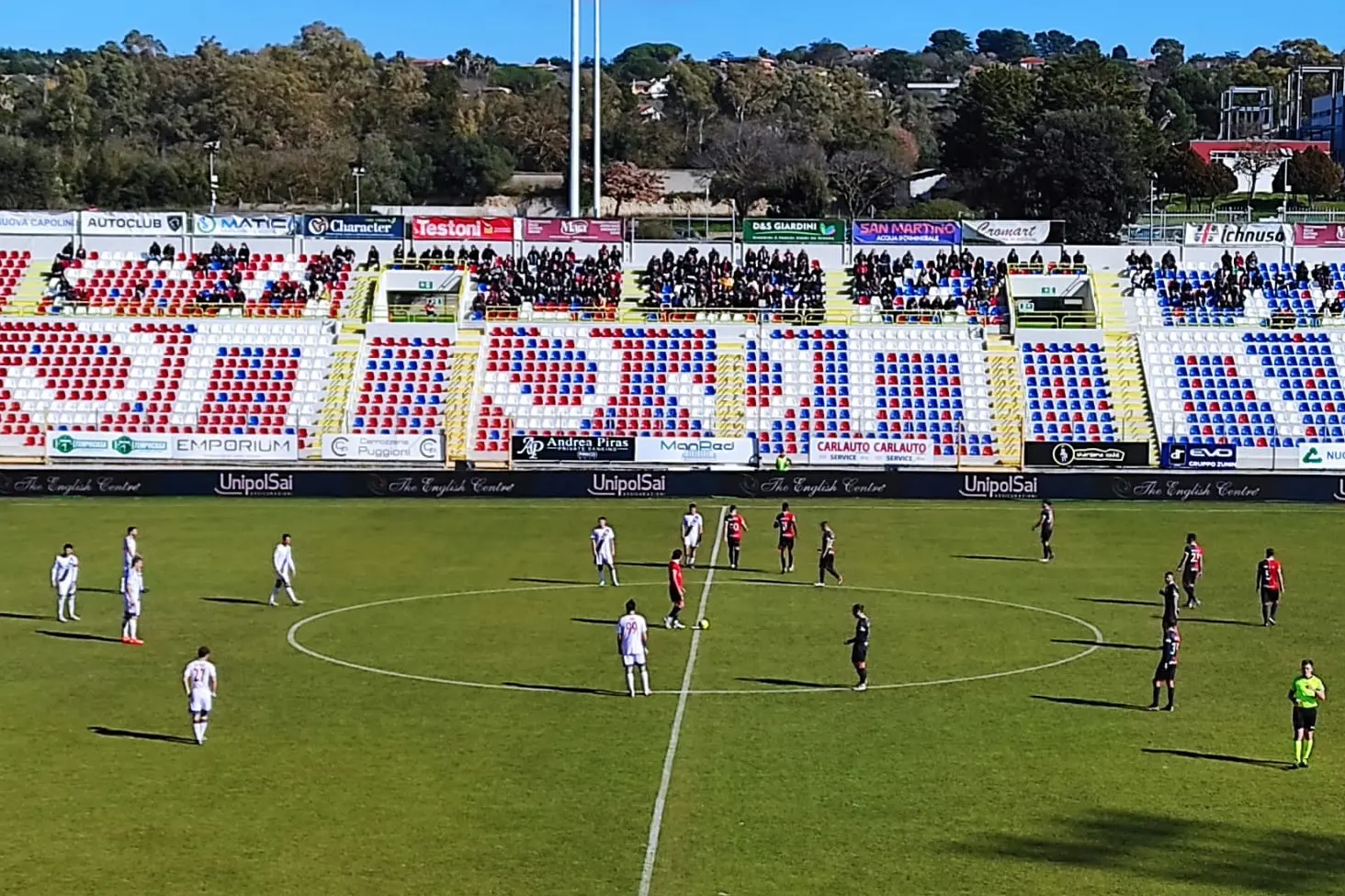Il calcio d'inizio fra Torres e Alessandria (foto Marras)