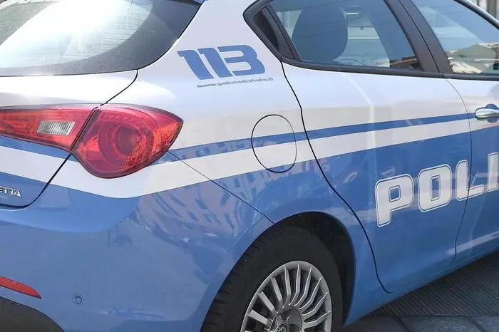 Una macchina della Polizia dove un uomo di 24 anni equadoriano che è morto sul colpo cadendo da un muretto dopo un volo di oltre 10 metri alle prime luci dell'alba. Uscito da una discoteca, dal terminal traghetti del porto, nel tentativo di recuperare una felpa che sembra lui stesso avesse gettato. 07 aprile 2018. ANSA/LUCA ZENNARO