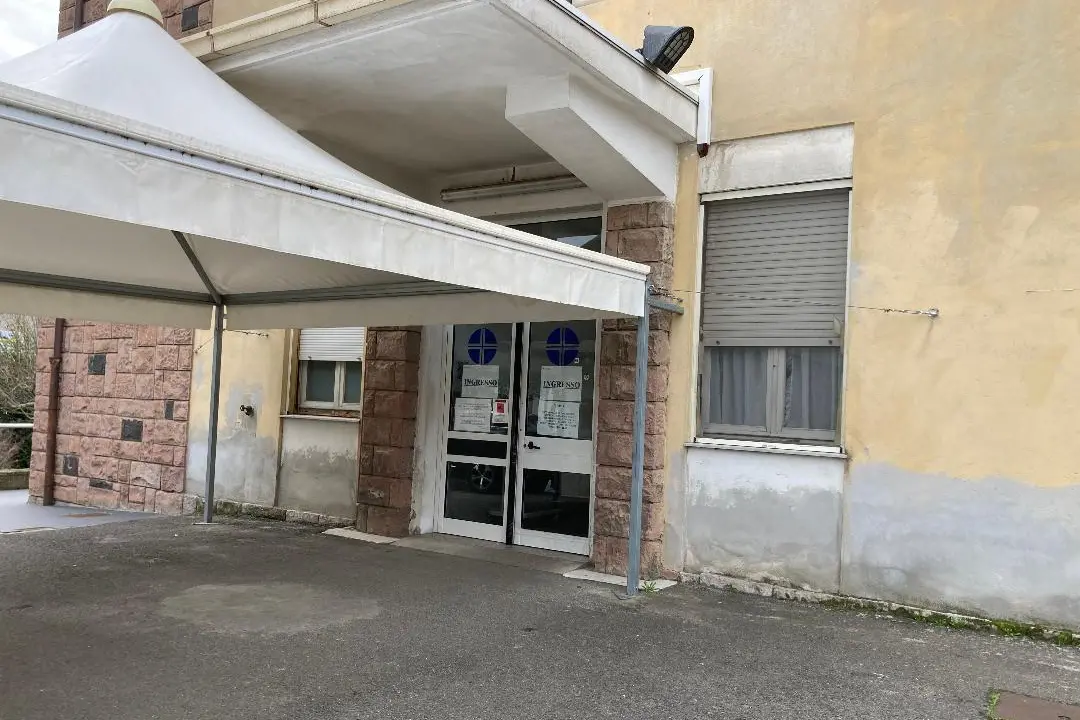L'ingresso dell'ospedale-Ascot (foto Orbana)