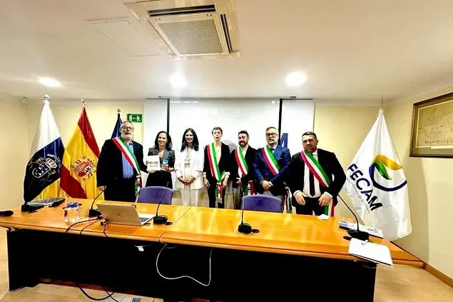 Un momento della firma (foto concessa)