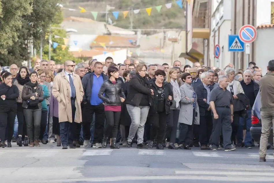 I parenti dietro il feretro della vittima a Lula (foto Alessandro Pintus)
