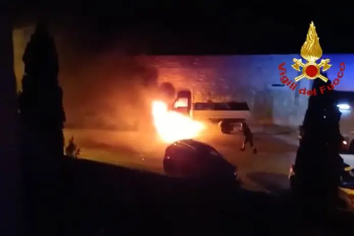 Il camioncino in fiamme (fermo immagine)