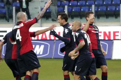 I giocatori del Cagliari in un momento di esultanza