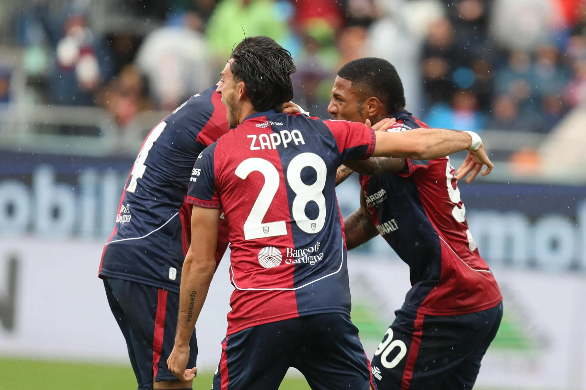 Alessandro Deiola e Gabriele Zappa festeggiano con Michael Folorunsho l'1-1 di Cagliari-Pisa (foto Ansa)