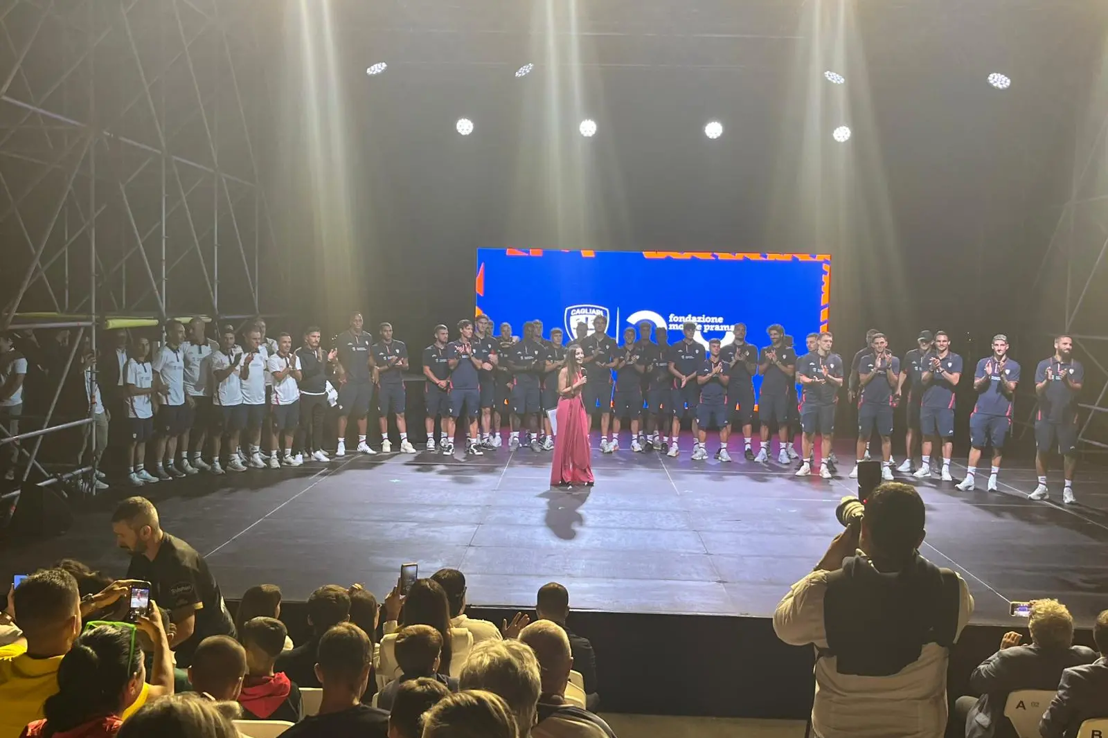 Tharros, la presentazione della rosa del Cagliari (foto L'Unione Sarda)