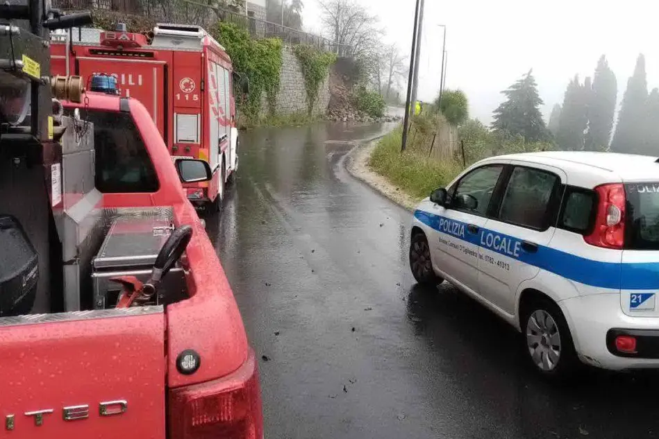 L'intervento di Vigili del fuoco e polizia locale in via Marcusei (foto Roberto Secci)