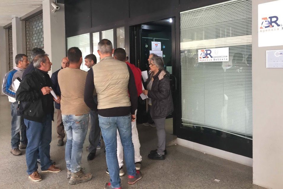 L'attesa davanti agli uffici di Oristano (foto L'Unione Sarda - Sanna)