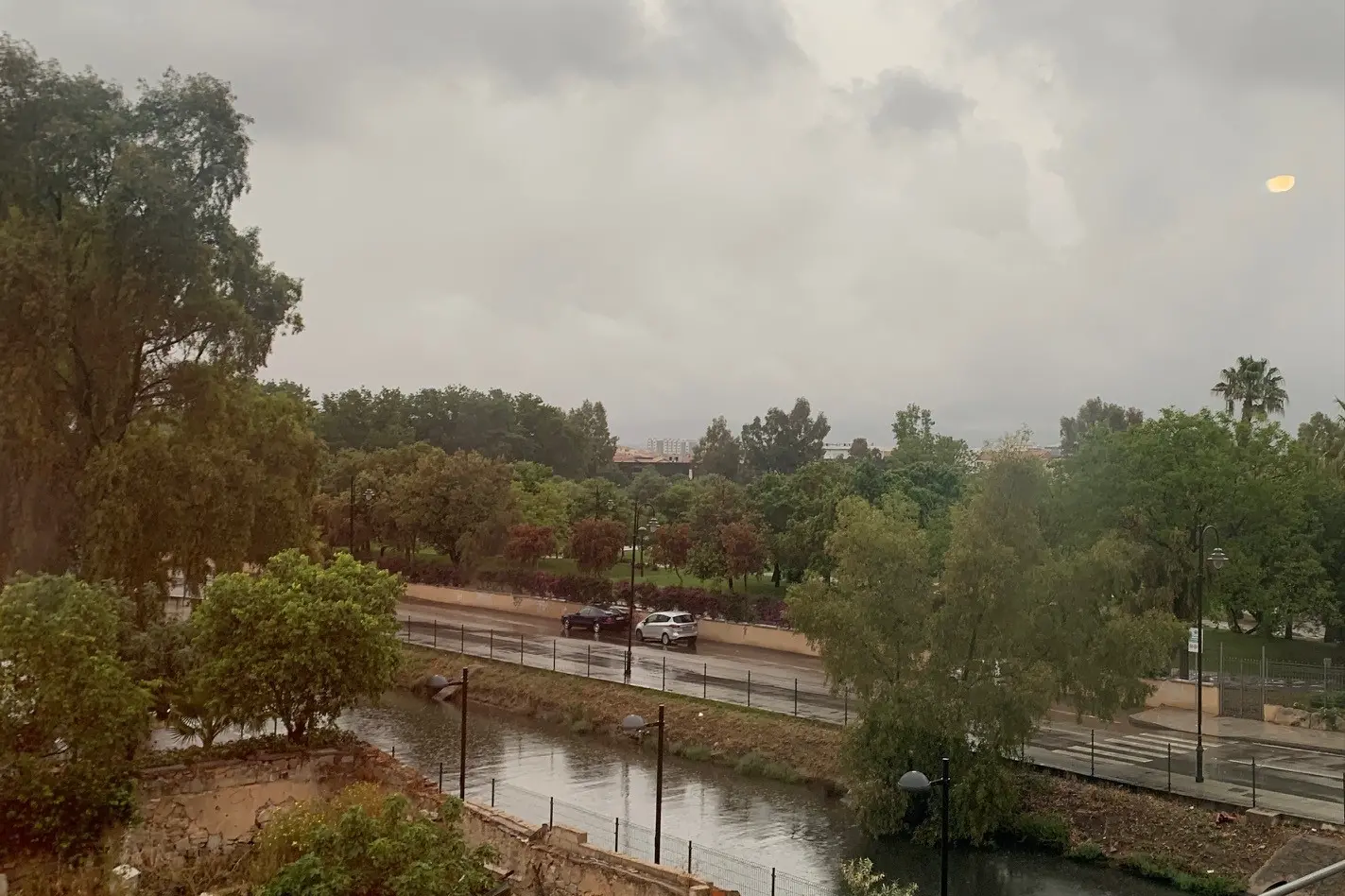 Canale sotto la pioggia nel centro di Olbia