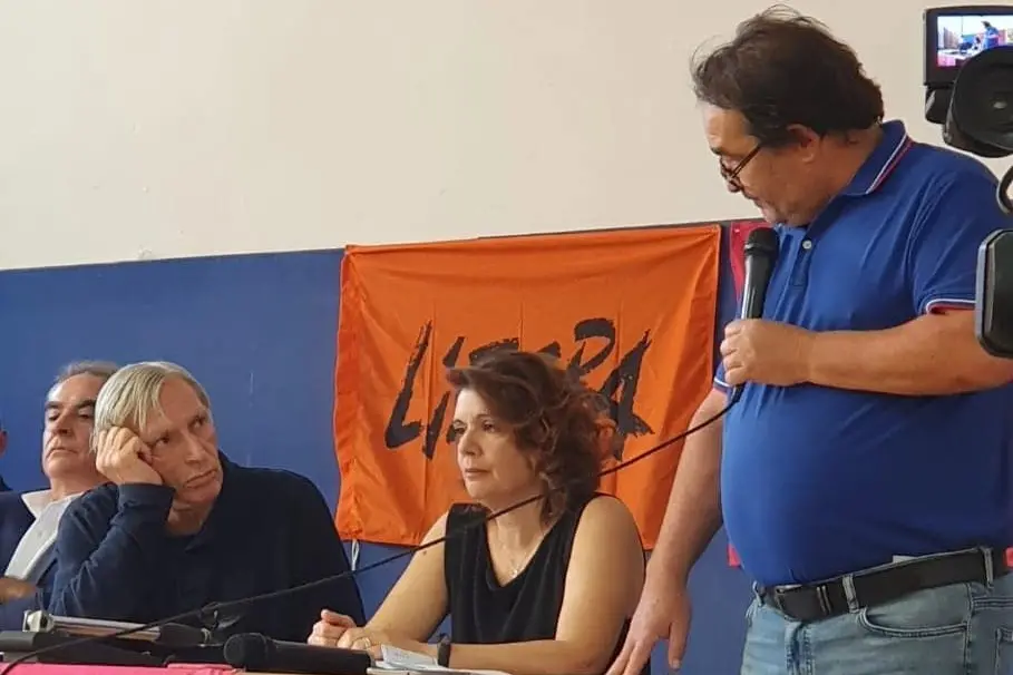 Un'assemblea al De Castro con il preside Pino Tilocca e don Luigi Ciotti