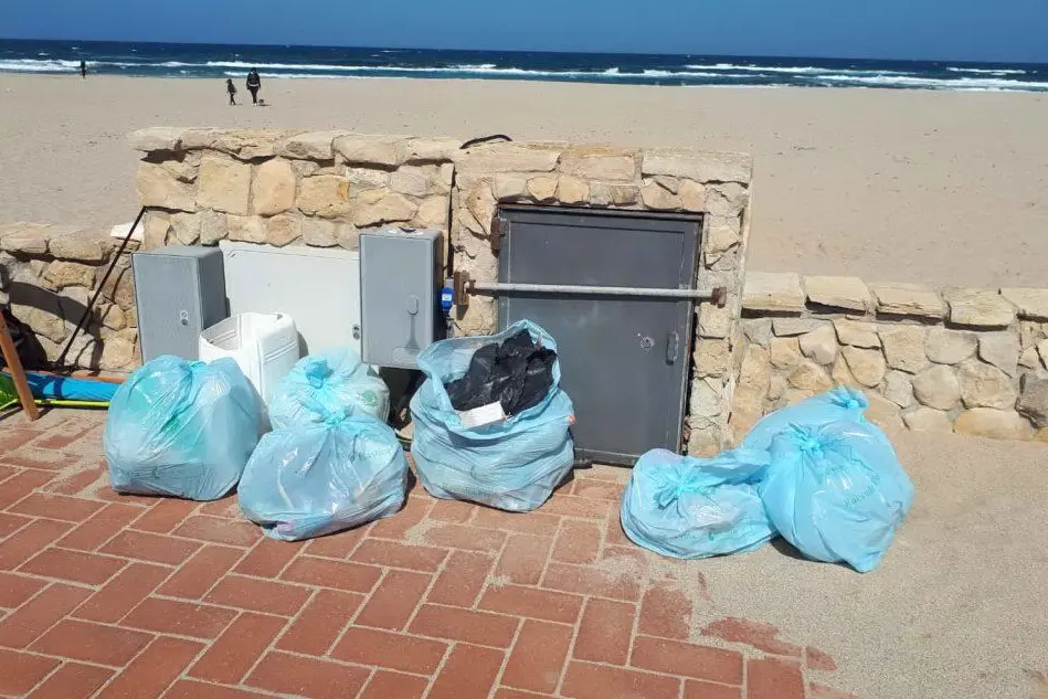 Parte dei rifiuti raccolti (foto L'Unione Sarda - Pani)