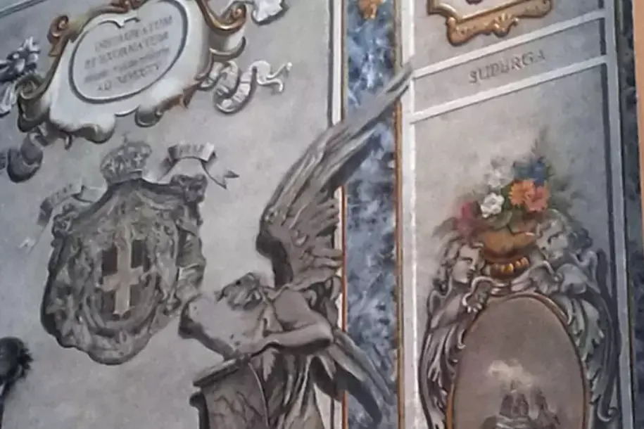 L'affresco con l'angelo senza il volto (foto Ansa)