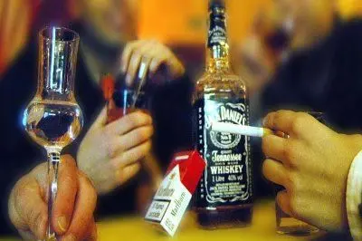 Giovani che bevono alcoolici