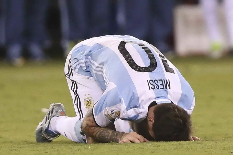 La reazione di Lionel Messi dopo il rigore sbagliato nella finale di Coppa America contro il Cile
