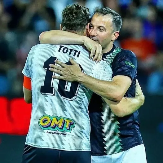 L'abbraccio tra Totti e Del Piero