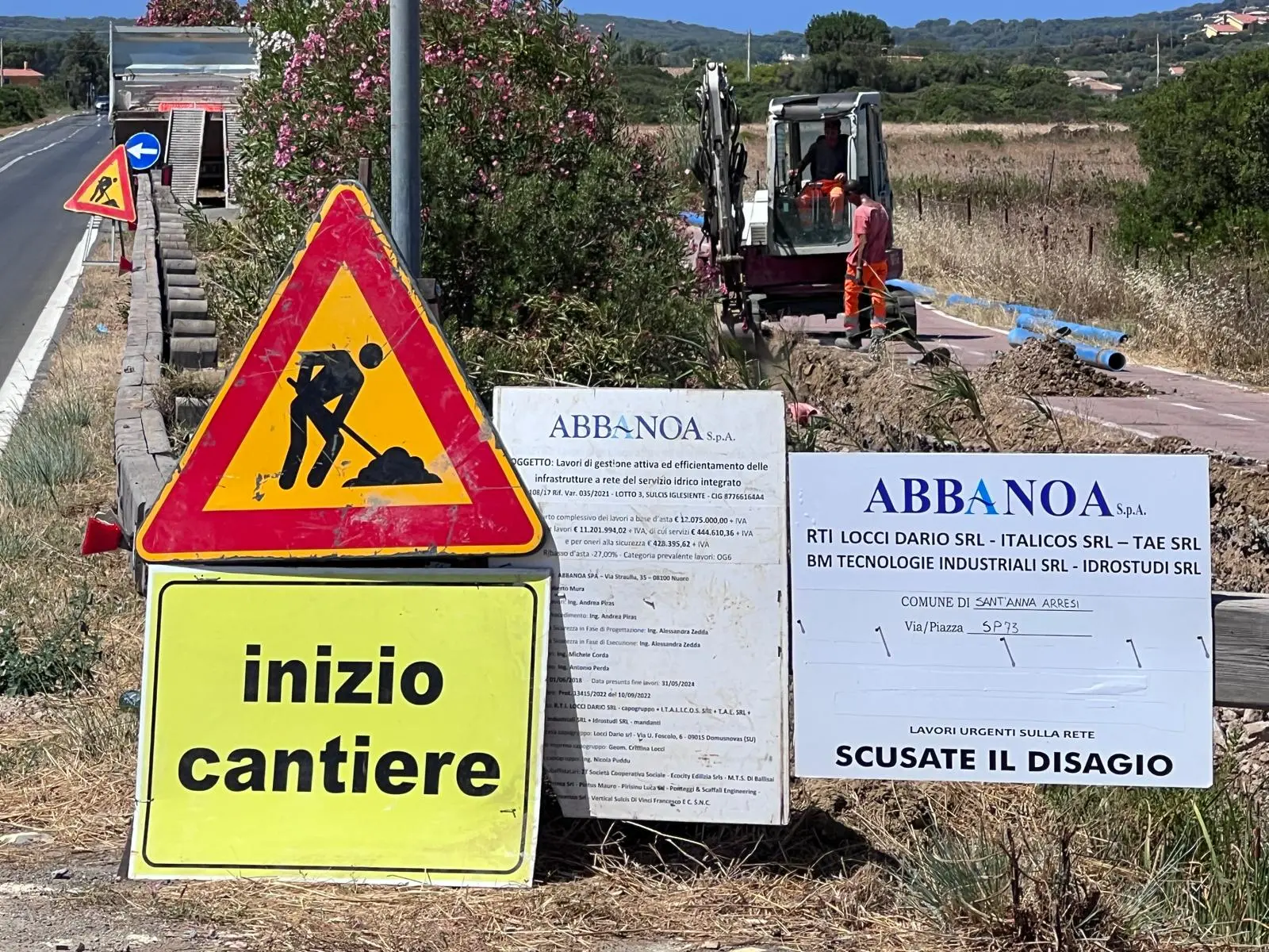 Il cantiere di Abbanoa per la rete idrica a Porto Pino (foto Murru)