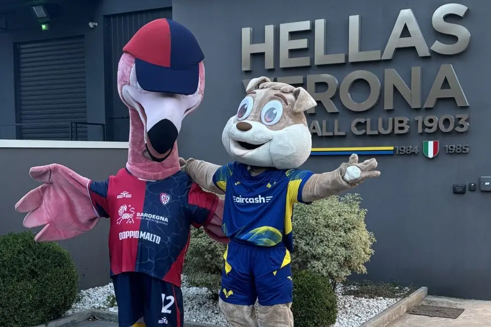 Pully in visita alla sede del Verona, assieme alla mascotte dell'Hellas (foto Cagliari Calcio)