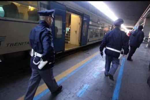 Travolto dal treno mentre attraversa i binari: morto un 44enne