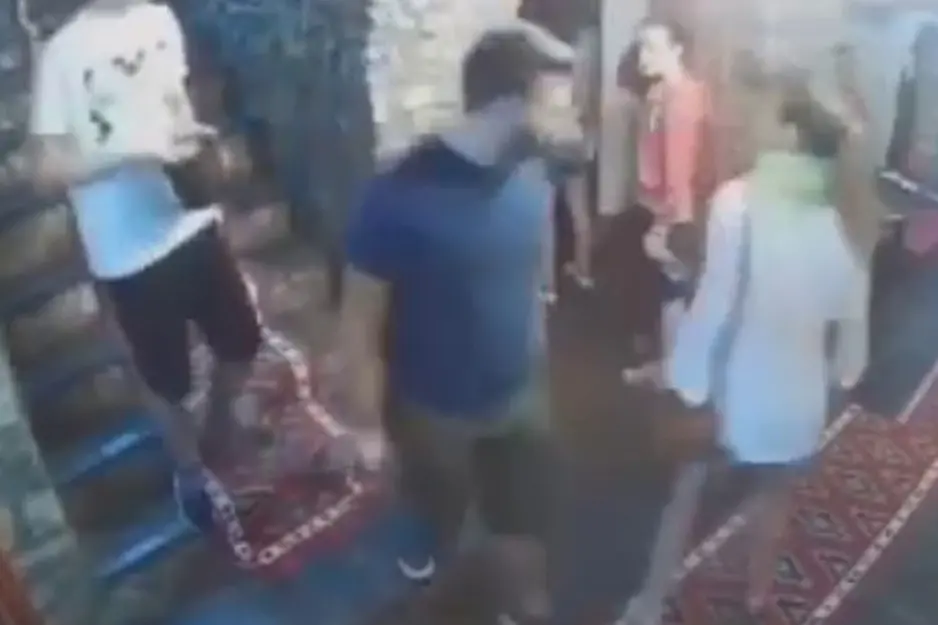 Un frame del video degli italiani in fuga dal ristorante in Albania