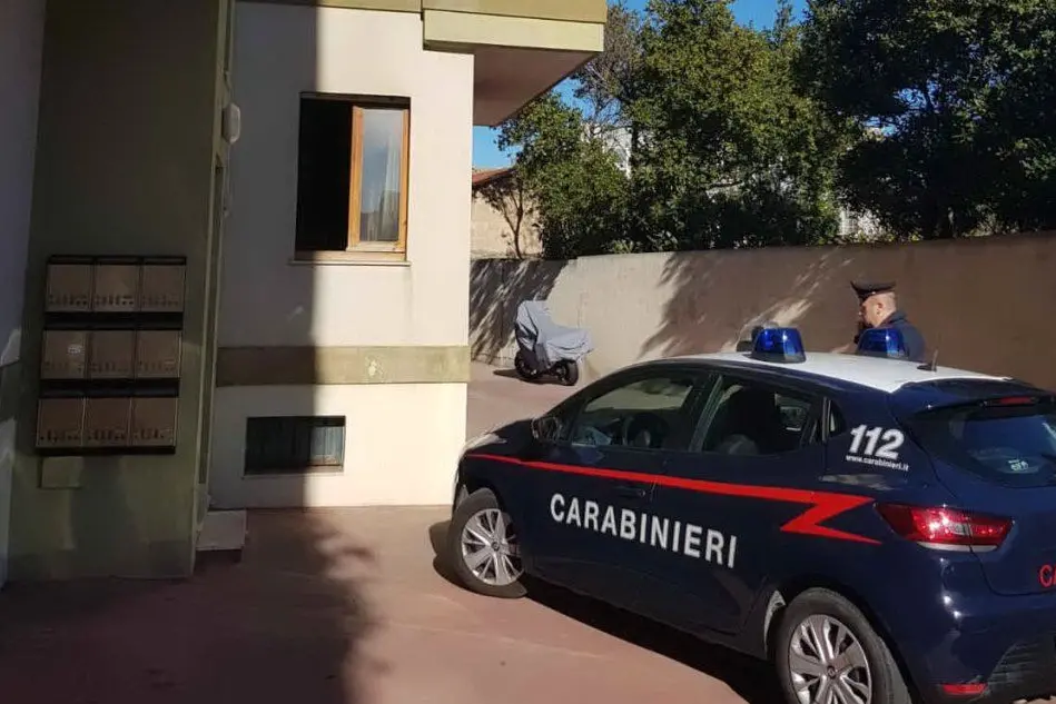 Il palazzo dove è morto l'uomo (foto Carabinieri)