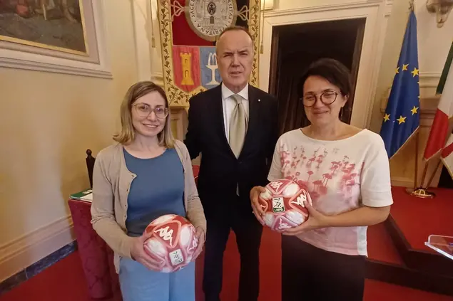 Mauro Balata, presidente della Lega B, omaggia due dipendenti dell’Università di Sassari col pallone rosso simbolo del contrasto alla violenza sulle donne (foto concessa)