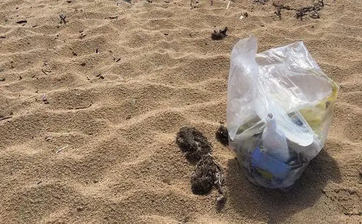 Spazzatura abbandonata in spiaggia a Pistis. Le immagini del nostro lettore Cristian Pani