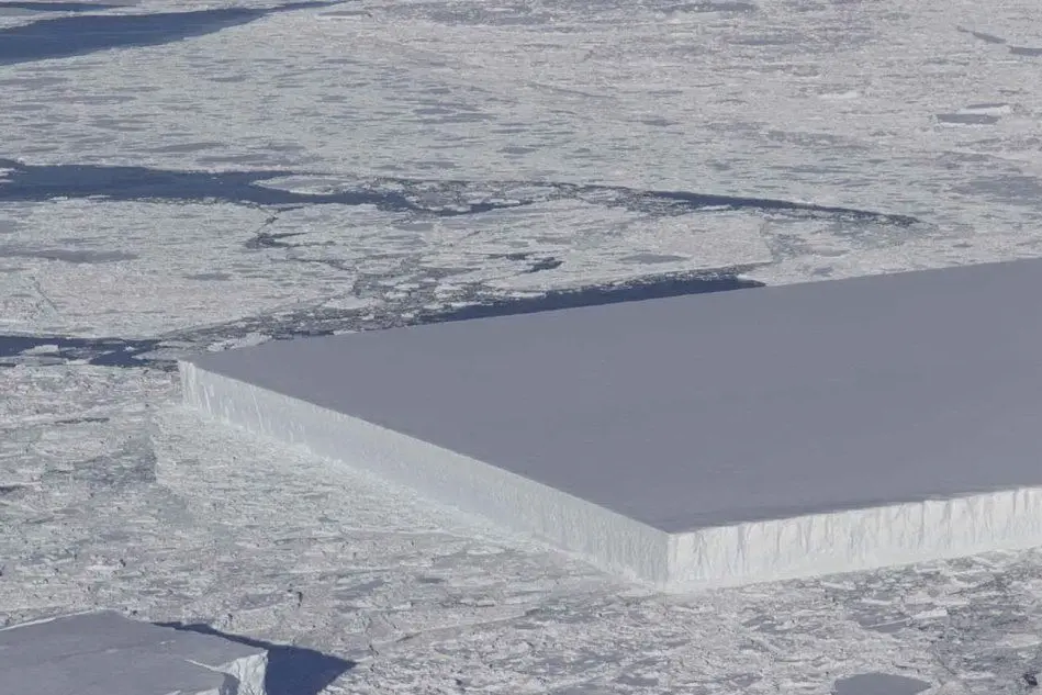 Un iceberg che si è staccato dalla calotta antartica, la sua forma è un rettangolo perfetto (Nasa)