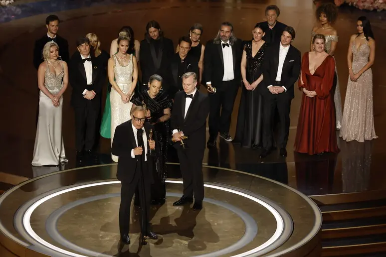 La notte degli Oscar, sul palco Christopher Nolan (foto Ansa)