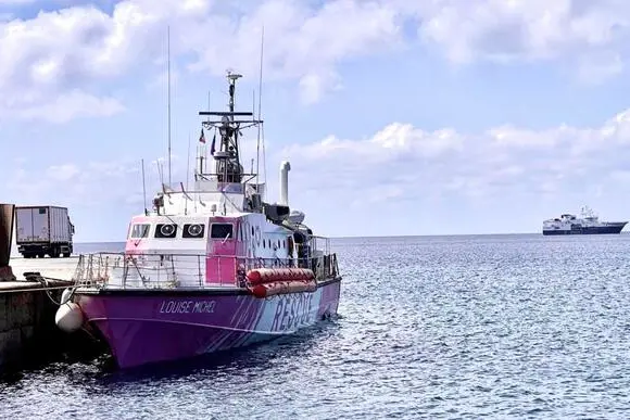 La Louise Michel ferma a Lampedusa (Ansa)