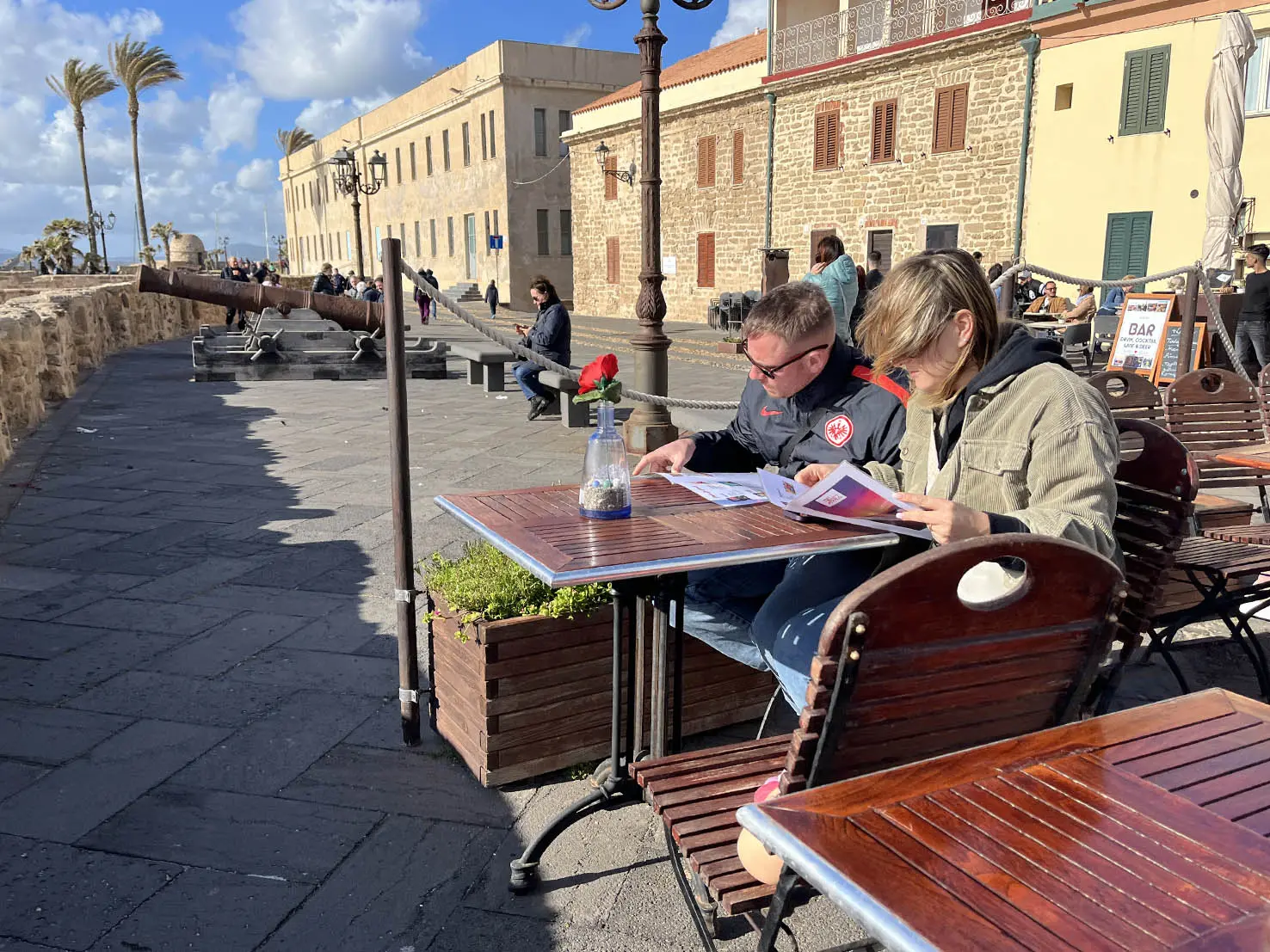 turisti in gita per pasquetta nel centro storico di Alghero - foto Gloria Calvi 01.04.2024