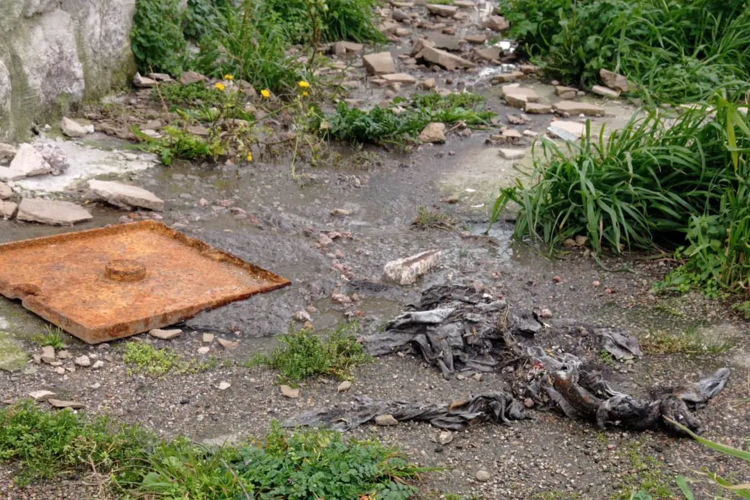 Il pozzetto fognario smantellato. (a. s.)