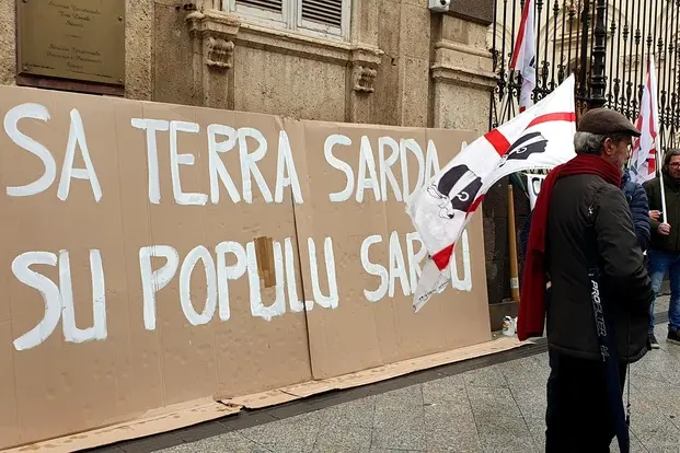 Il sit-in a Sassari (Ansa)