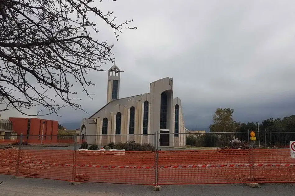 Il cantiere della piazza della chiesa (foto Ivan Murgana)