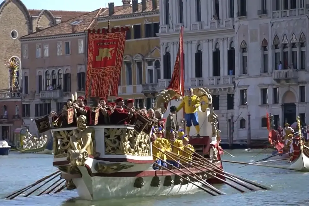 Venezia, la Regata storica colora il Canal Grande