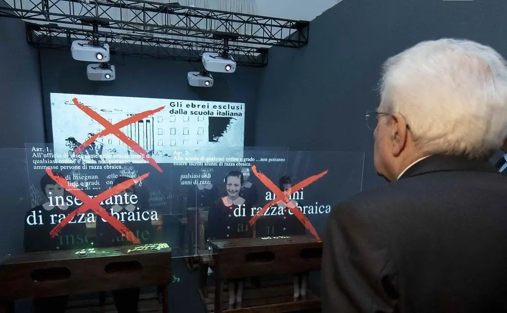 Il Presidente Sergio Mattarella assiste alla proiezione di documenti d'epoca (Ansa)